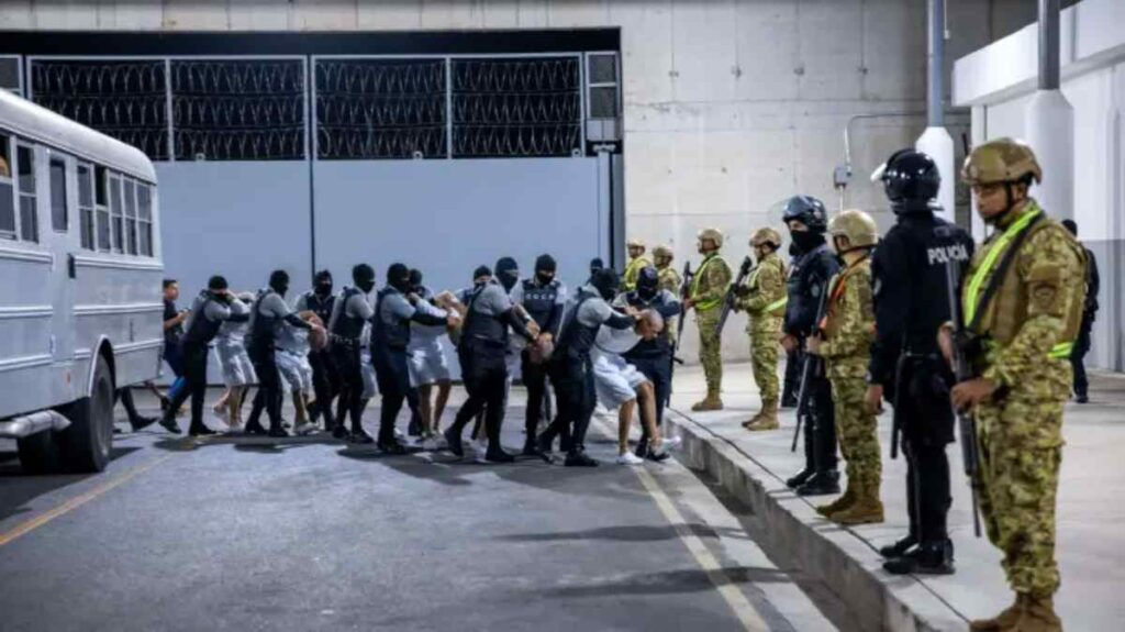 La organización considera que “las autoridades deben poner fin al estado de emergencia y garantizar una revisión judicial rápida y juicios justos”.