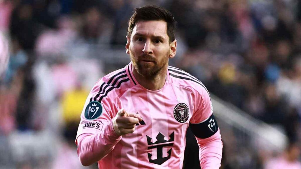 Se trata de un caso único en el deporte, según el club, que indicó que Messi será "el primer deportista del mundo" en activo que juega regularmente ante una tribuna con su nombre.
