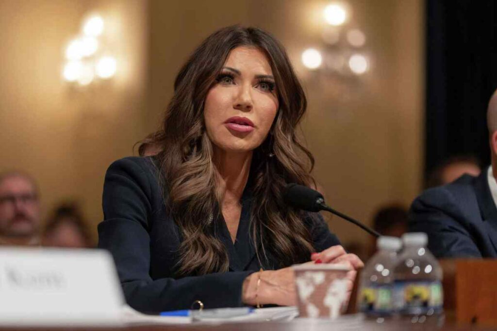 El presidente republicano había prometido deportar a millones de migrantes indocumentados, y la secretaria del Departamento de Seguridad Nacional (DHS), Kristi Noem, es quien ejecuta esa política.