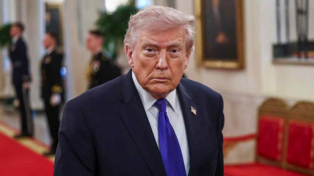 “Me parece que alguien de dentro podría ser más apropiado, si es que existe tal persona, pero tenemos gente así. Tenemos gente... más moderada”, sugirió Trump