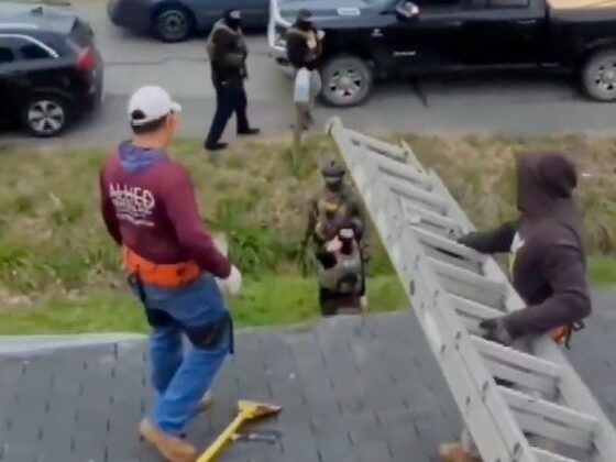 Un video viral aseguró que una mujer contrató migrantes… y luego llamó a ICE para deportarlos.