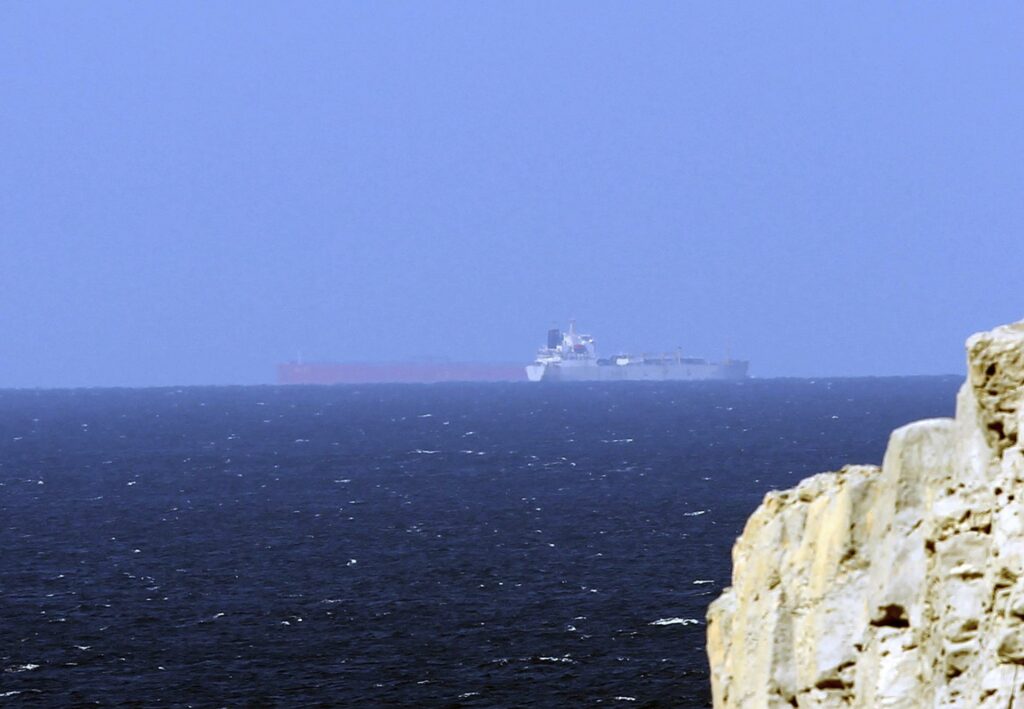 El tráfico marítimo en el estrecho de Ormuz se reanuda con cautela tras el anuncio de tregua de EEUU e Irán