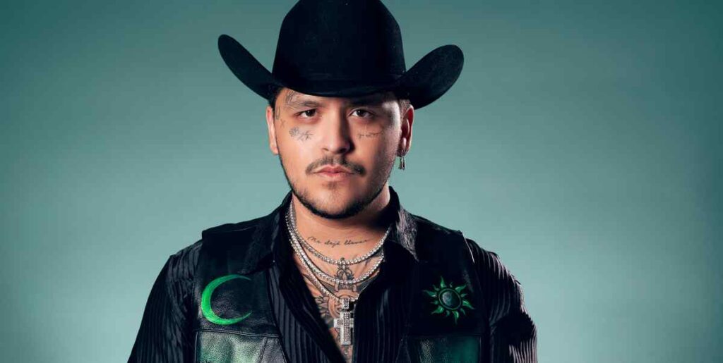 Las versiones surgieron a partir de declaraciones del periodista Javier Ceriani, quien aseguró que el cantante habría sido visto con una mujer distinta a su pareja, Ángela Aguilar.