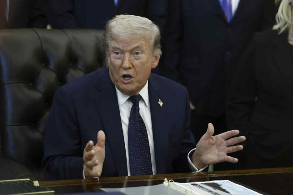 Trump respondió de manera airada al ser preguntado si está meditando usar un arma nuclear contra la República Islámica.
