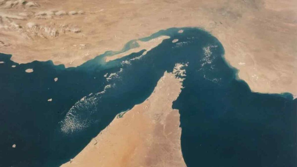 Irán advierte de que bloqueará las rutas por las que se exporta petróleo de Ormuz