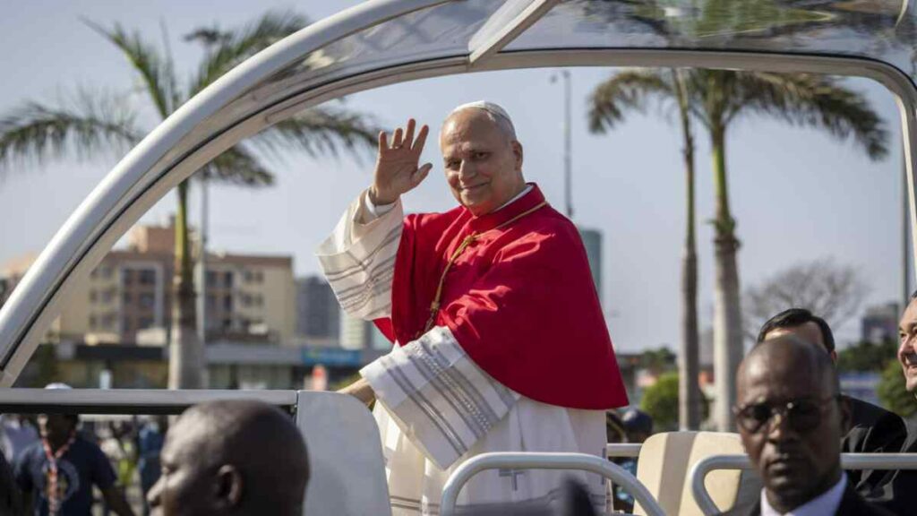El papa concluyó su visita de tres días a Angola con un encuentro en esta parroquia con el clero del país, donde el 48 % son católicos.