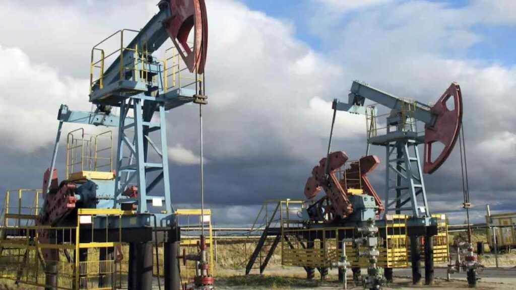 Al término de la sesión, los contratos de futuros del WTI para mayo, el de referencia en EE.UU., recortaron 7,8 dólares respecto a la jornada del lunes.