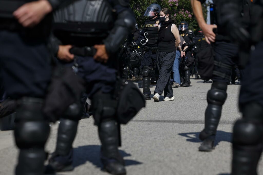 Un juez de EE.UU. bloquea los arrestos de ICE en tribunales de inmigración de Nueva York