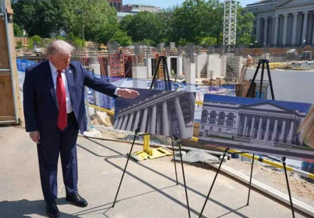 El republicano ofreció un recorrido a la prensa por las obras del salón de baile, cuyo coste ha generado polémica