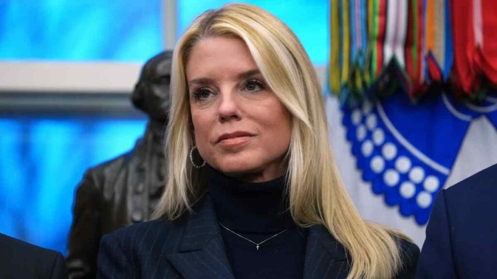 La comparecencia de este viernes no es la primera vez que Bondi se presenta ante el Congreso por el asunto Epstein.