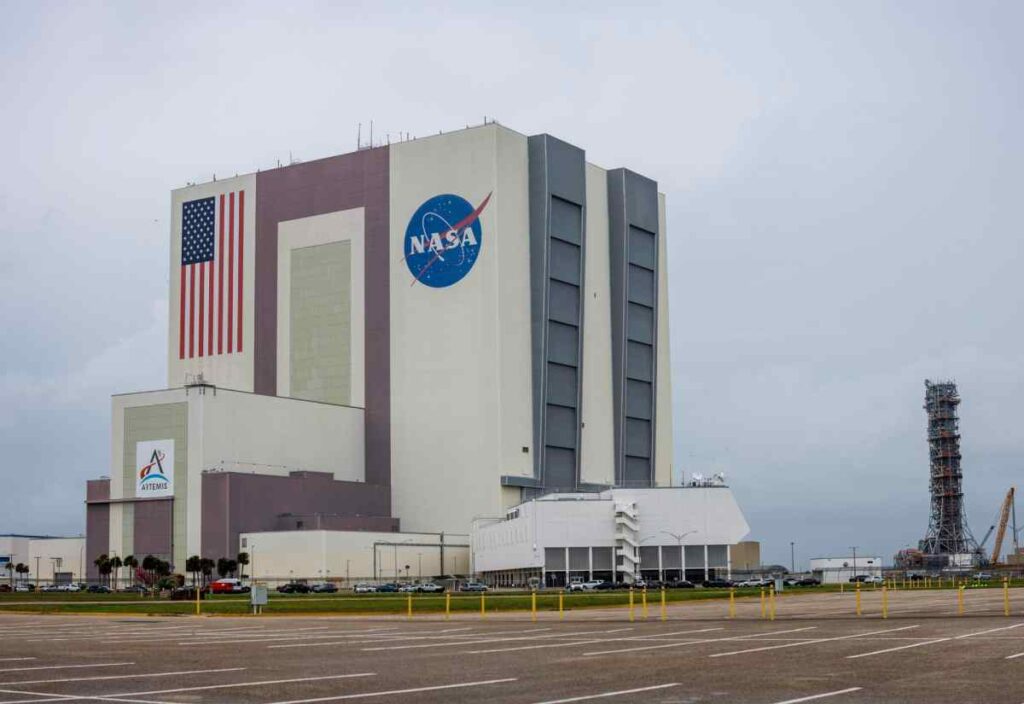 A última hora, el lanzamiento se pospuso para el viernes desde la Estación de la Fuerza Espacial de Cabo Cañaveral.