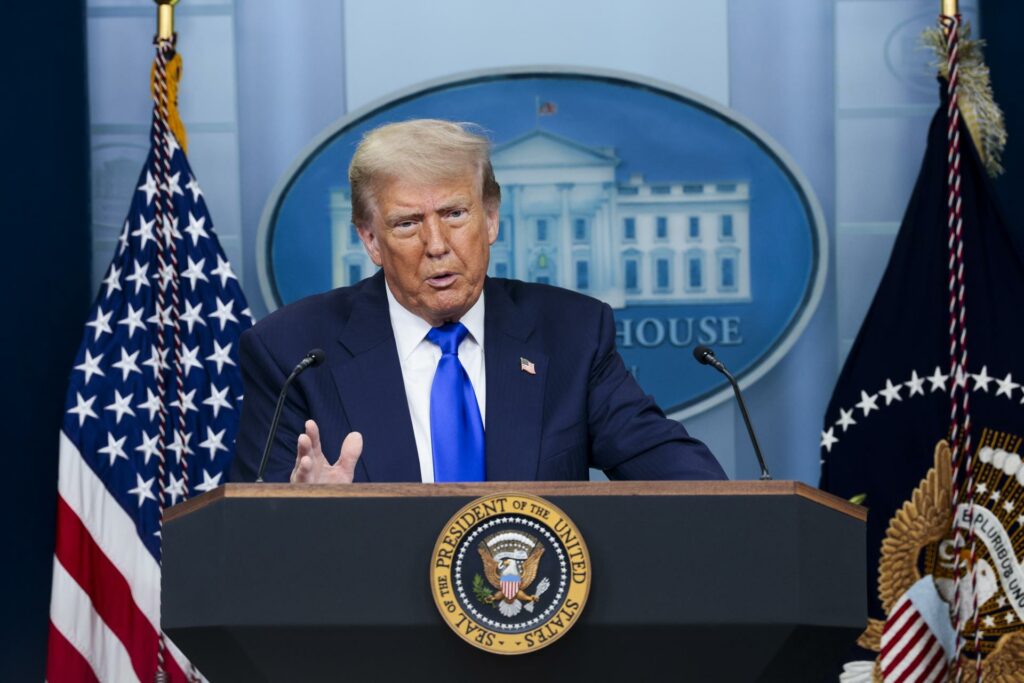 Trump dice que hay seis detenidos por actos vandálicos en el Estanque Reflectante