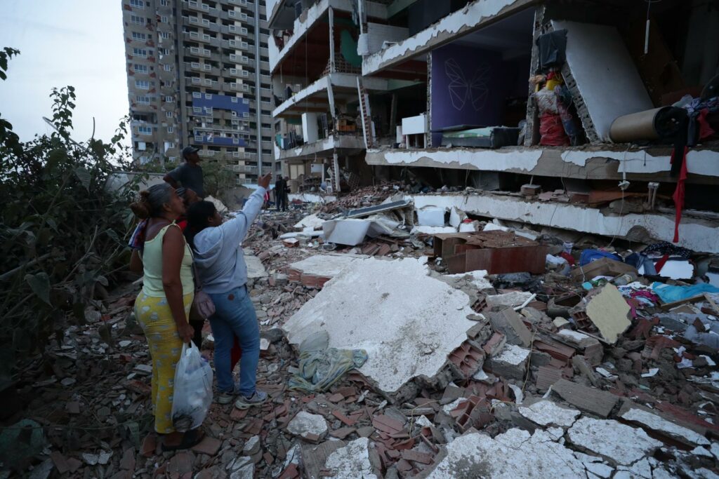 Caos y desolación en La Guaira, una ciudad destrozada por los derrumbes en Venezuela