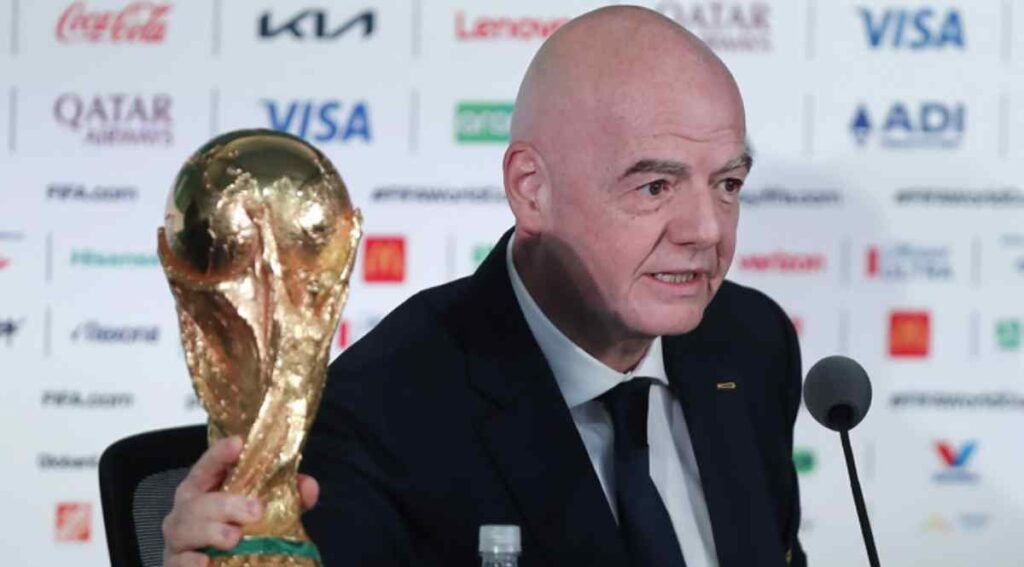 “Por ahora disfrutamos de este primer Mundial histórico con 48 equipos. Quizás Italia se clasificaría con 64 equipos. Podría ampliarlo a 228 para ver si se clasifican”, dijo en declaraciones