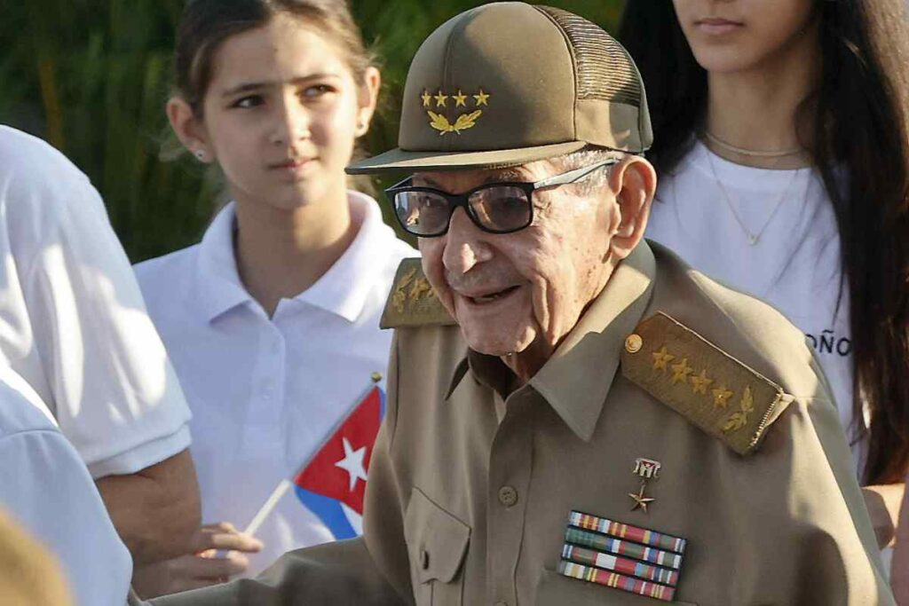 Castro, retirado de sus cargos y actual “líder al frente de la revolución cubana”, según la terminología oficial, estuvo acompañado por el presidente Miguel Díaz-Canel