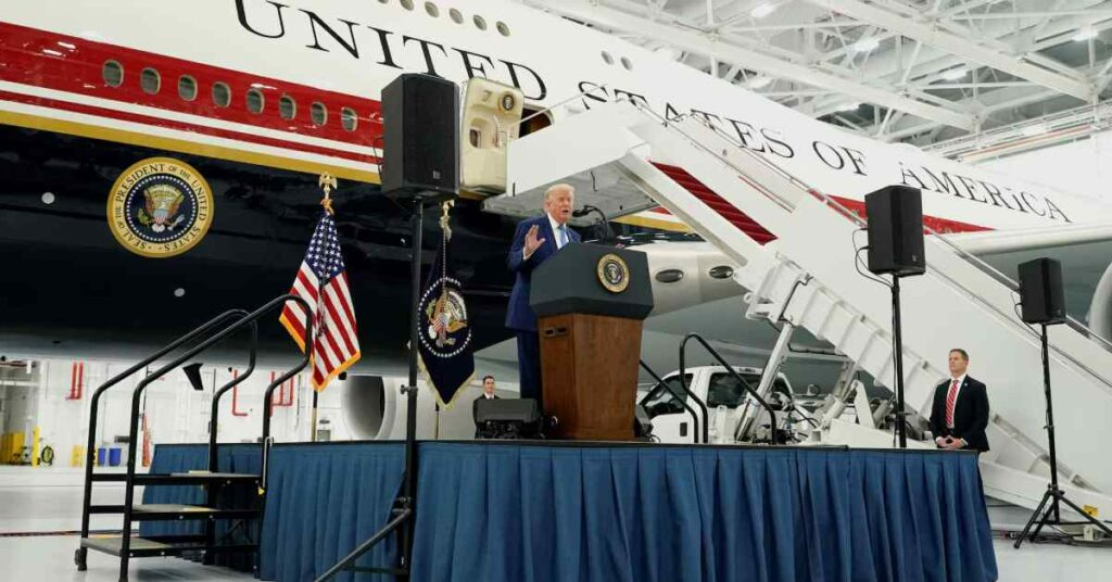 Trump descendió por la escalinata del avión dentro de un hangar en la Base Conjunta Andrews, el aeródromo militar situado a las afueras de Washington.