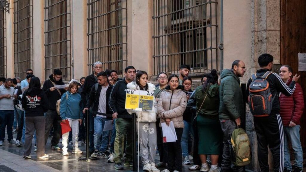 Casi 1,700 migrantes dejan playa de Ceuta escoltados por Policía y van a zonas habilitadas