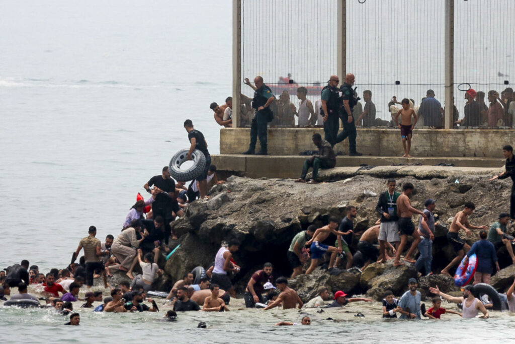 Cruce masivo de migrantes desata el caos en Ceuta: España y Marruecos acuerdan devoluciones