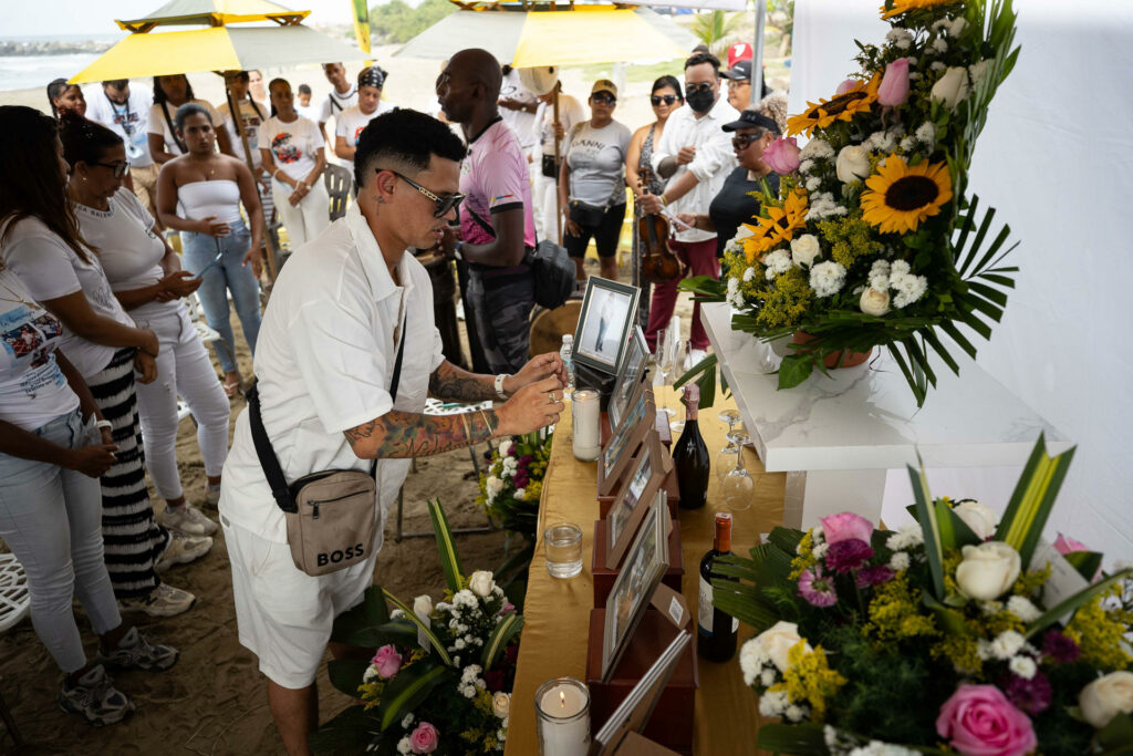 "No es nada fácil", un venezolano despide a su madre, su esposa, dos hijas y su sobrino