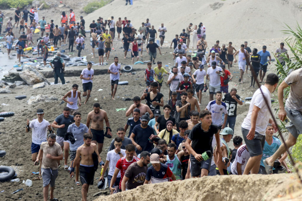 Cruce masivo de migrantes desata el caos en Ceuta: España y Marruecos acuerdan devoluciones