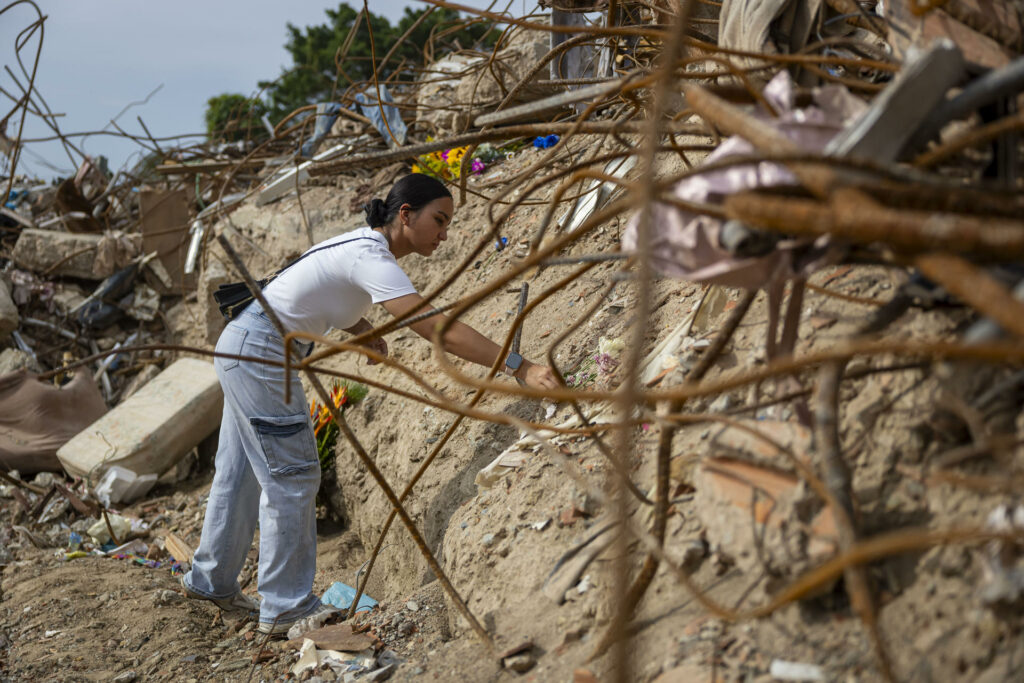 Venezuela busca a sus desaparecidos un mes después de los terremotos