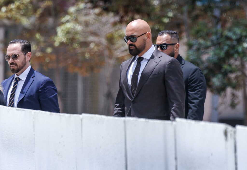 Los hermanos Tate seguirán encarcelados al menos dos semanas más en Miami