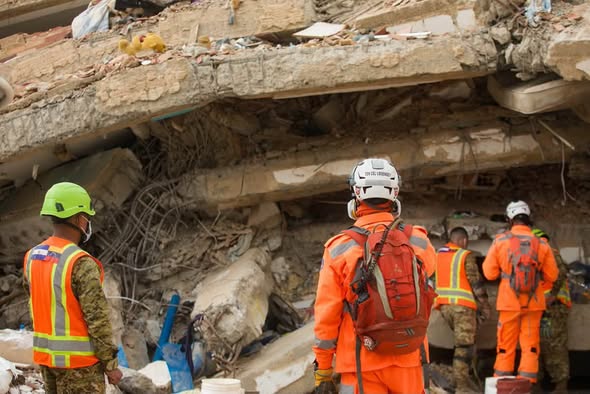 Rescatistas salvadoreños de la UHR trabajan entre los escombros dejados por el terremoto en Venezuela.