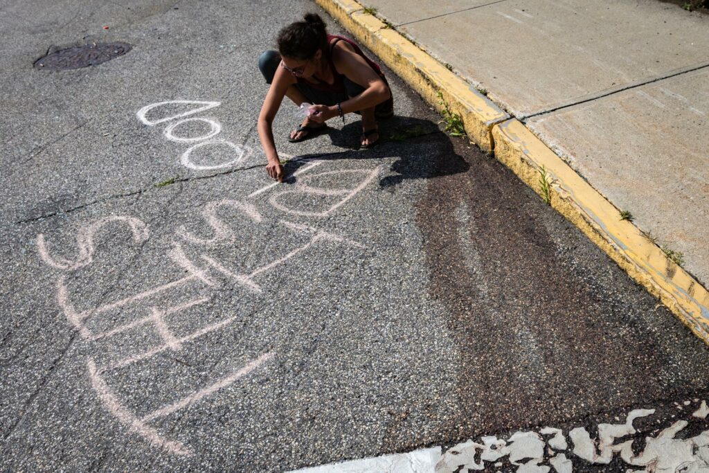 Residentes de Maine protestan por la muerte de inmigrante colombiano a manos de ICE