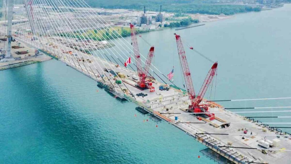 El puente, cruza el río Detroit, conectando Detroit con Windsor, y lleva el nombre de la leyenda canadiense del hockey, Gordie Howe, quien jugó 25 temporadas con los Detroit Red Wings.