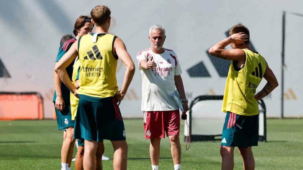 José Mourinho, ya con su equipo técnico perfilado, todavía no tiene a su disposición a los jugadores que han disputado el Mundial de Estados Unidos, Canadá y México, así como a los que todavía quedan con vida en competición