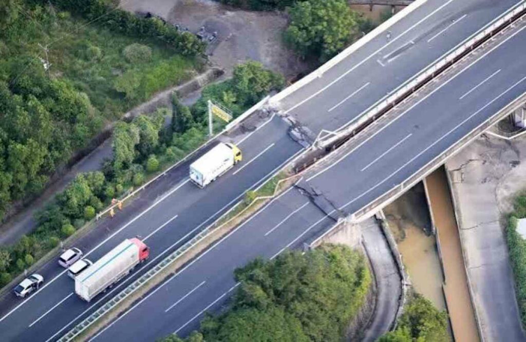 El Ministerio de Tierra, Infraestructura, Transporte y Turismo (MLIT) detalló este miércoles en un informe publicado a primera hora de la mañana en su página web que hay dos autopistas con trece tramos cerrados por daños