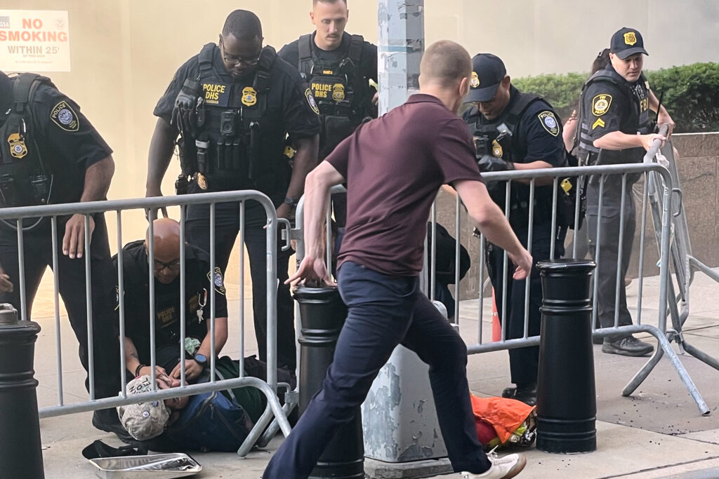 Exsoldado incendia entrada de corte migratoria y dispara contra edificio federal en Nueva York