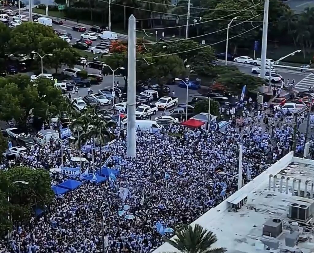 bANDERAZO ARGENTINA MIAMI BEACH