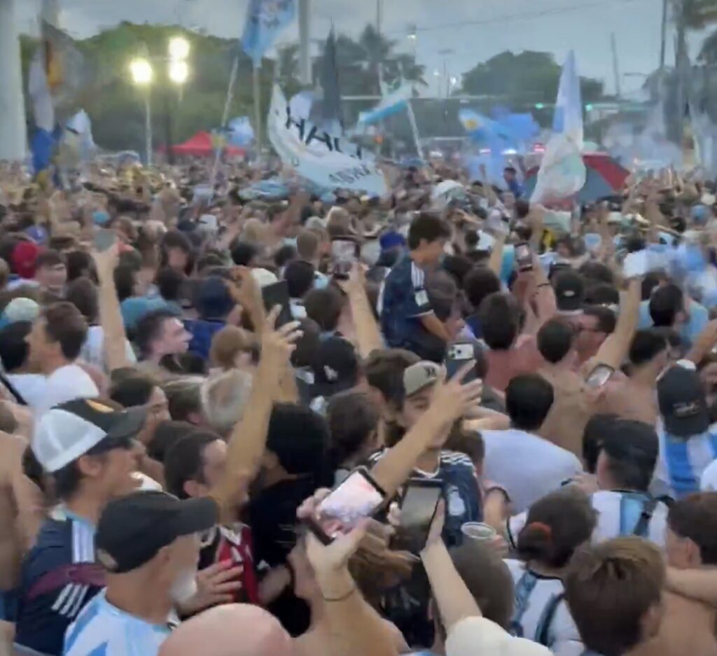 Un multitudinario 'banderazo' tiñe Miami Beach de albiceleste antes de los octavos