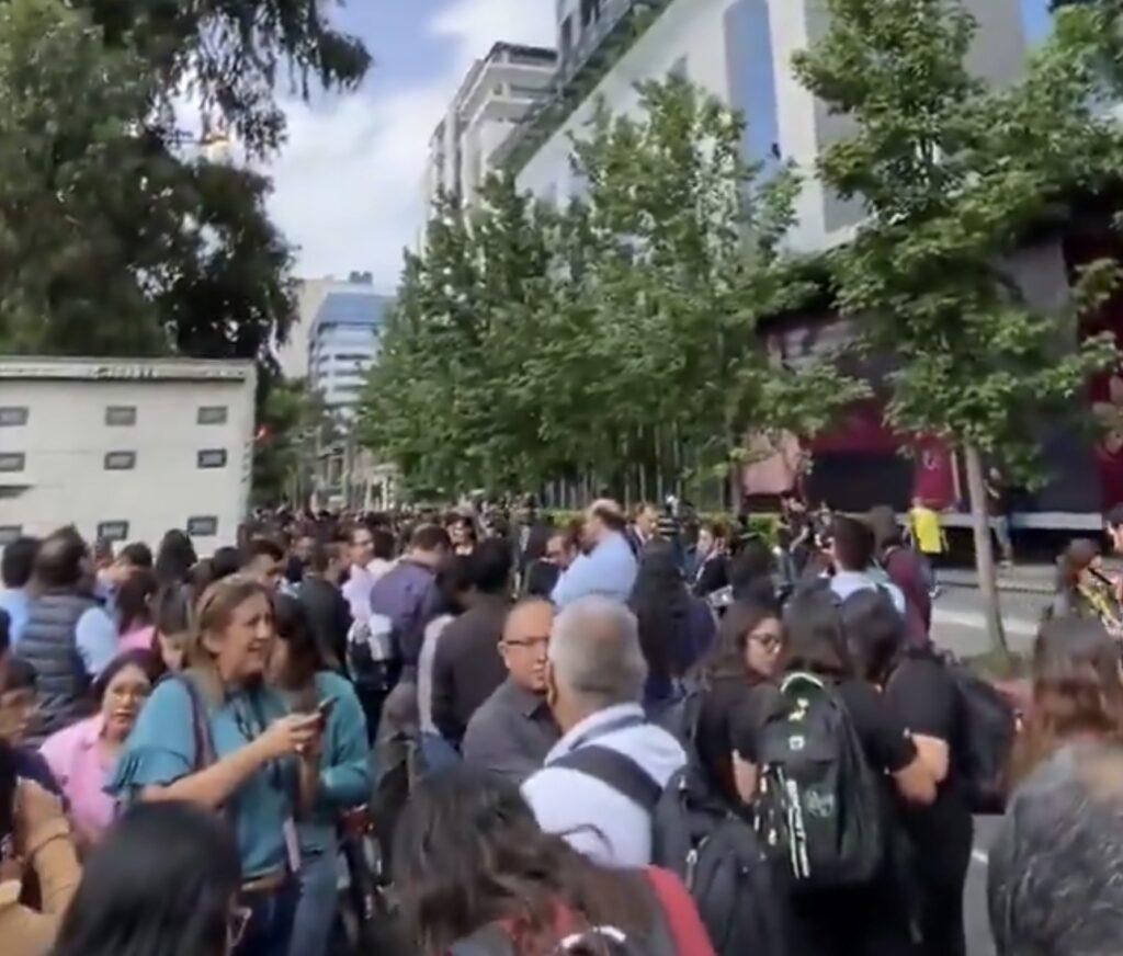 Personas desalojan edificios en México y Guatemala tras terremoto