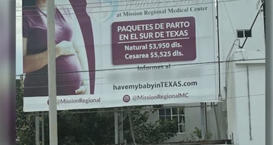 Anuncios que presuntamente ofrecen el "turismo de parto" en EEUU, instaladas en la frontera con México