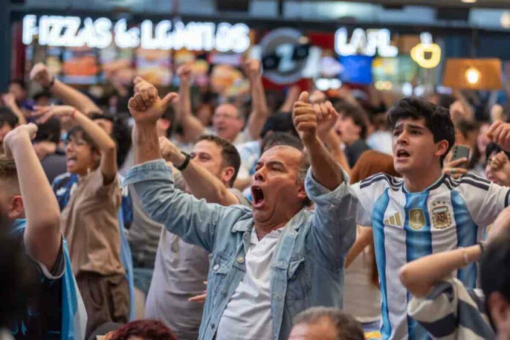 Los argentinos tienen como tradición ver los partidos de su selección, sin importar el día, el horario o el sitio.