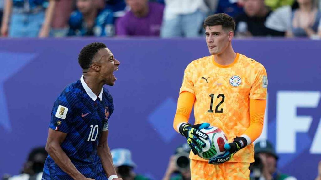 El arquero, de 26 años, destacó la trayectoria de Mbappé y lo describió como un “excelente jugador”.