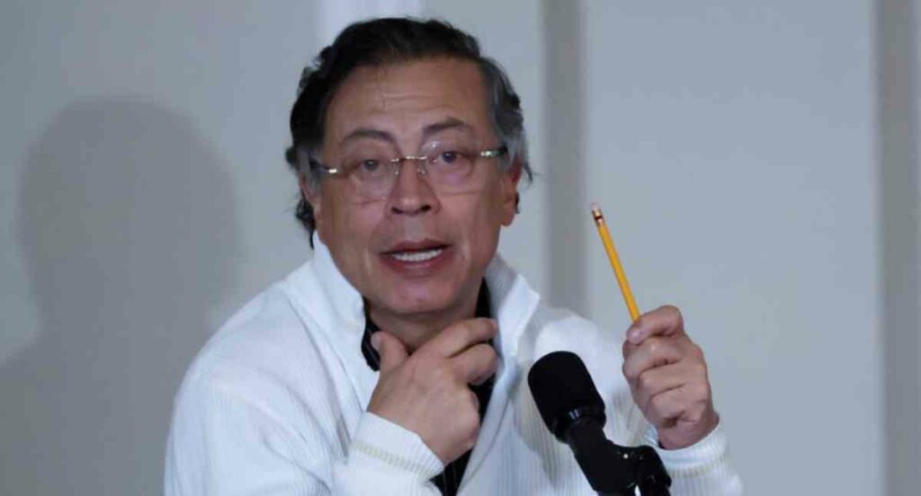 Petro agregó que “Coral viene sin cadenas” y expresó su deseo de que el próximo Gobierno “no permita que vengan colombianos dignos encadenados”.