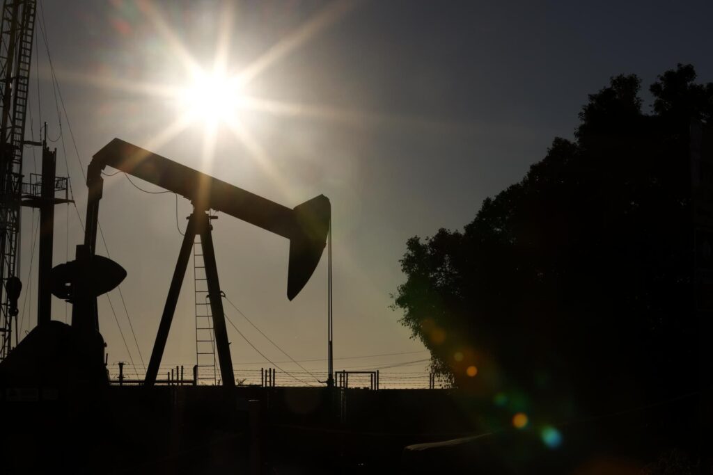 El petróleo cae 