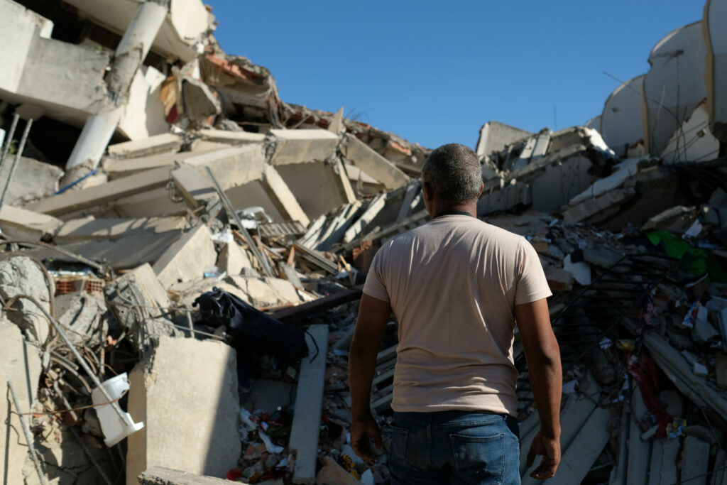 Suben a 3.685 los muertos por los terremotos en Venezuela