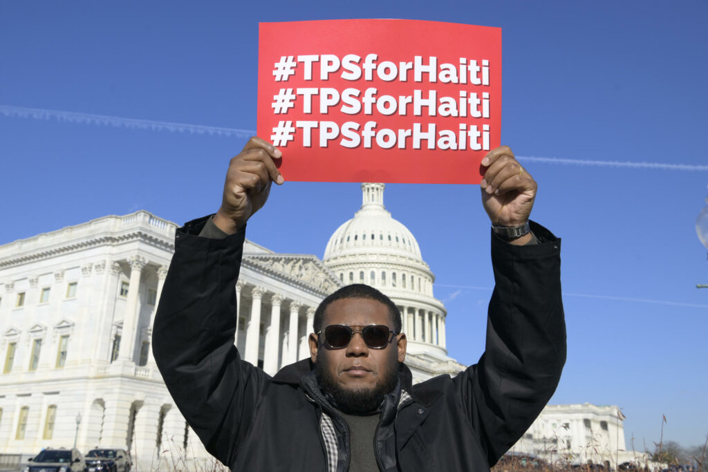 Una corte extiende tres días la protección para haitianos en EEUU que Trump pide revocar