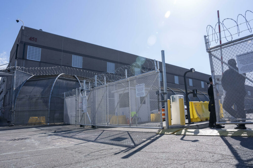 Al menos 15 centros migratorios de ICE llevan más de un año sin inspecciones, según CBS