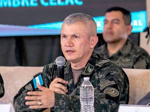 Fiscalía de Honduras acusa a exjefe militar por atacar a periodistas