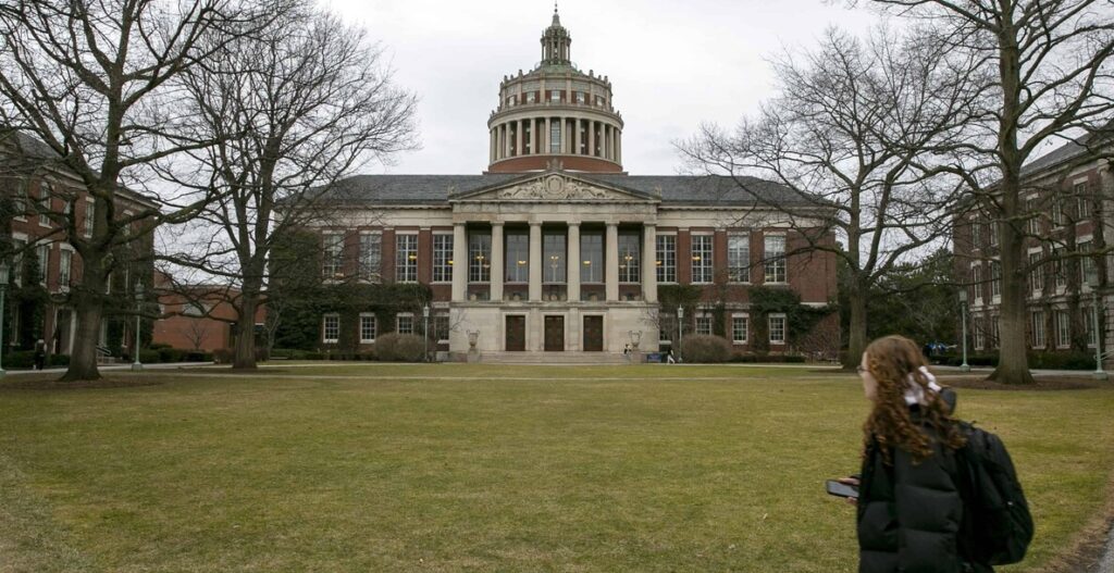 Florida prohíbe a indocumentados matricularse en sus 28 colegios universitarios