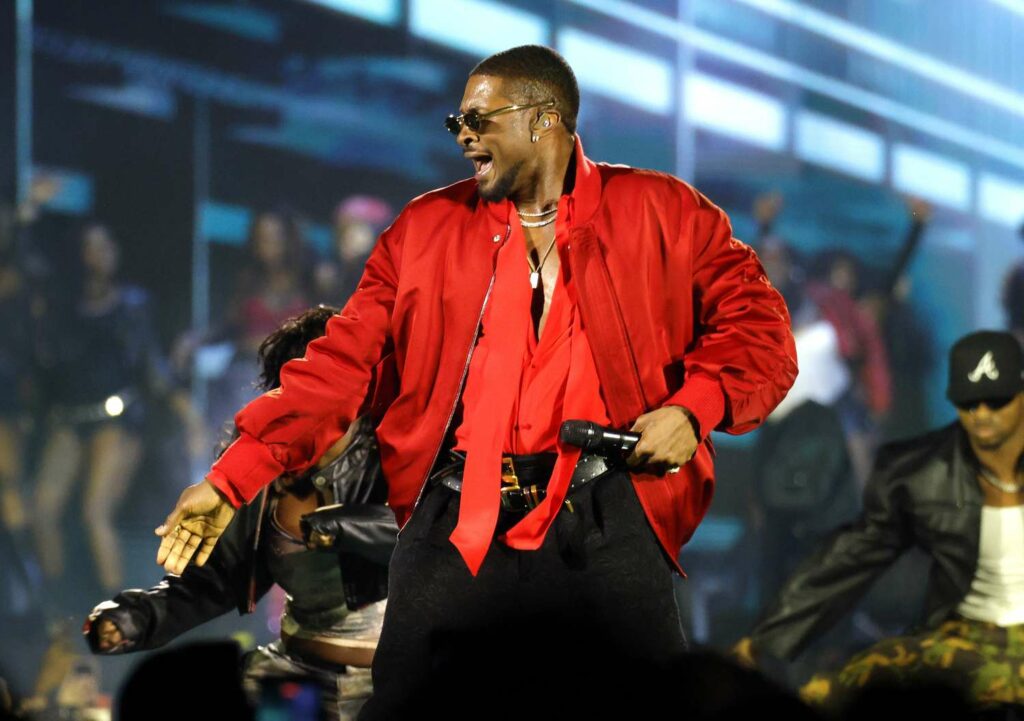 Usher baja del escenario a una fan tras notar su incomodidad por acercarse demasiado