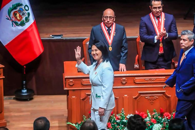 Keiko Fujimori recibe credenciales como presidenta de Perú