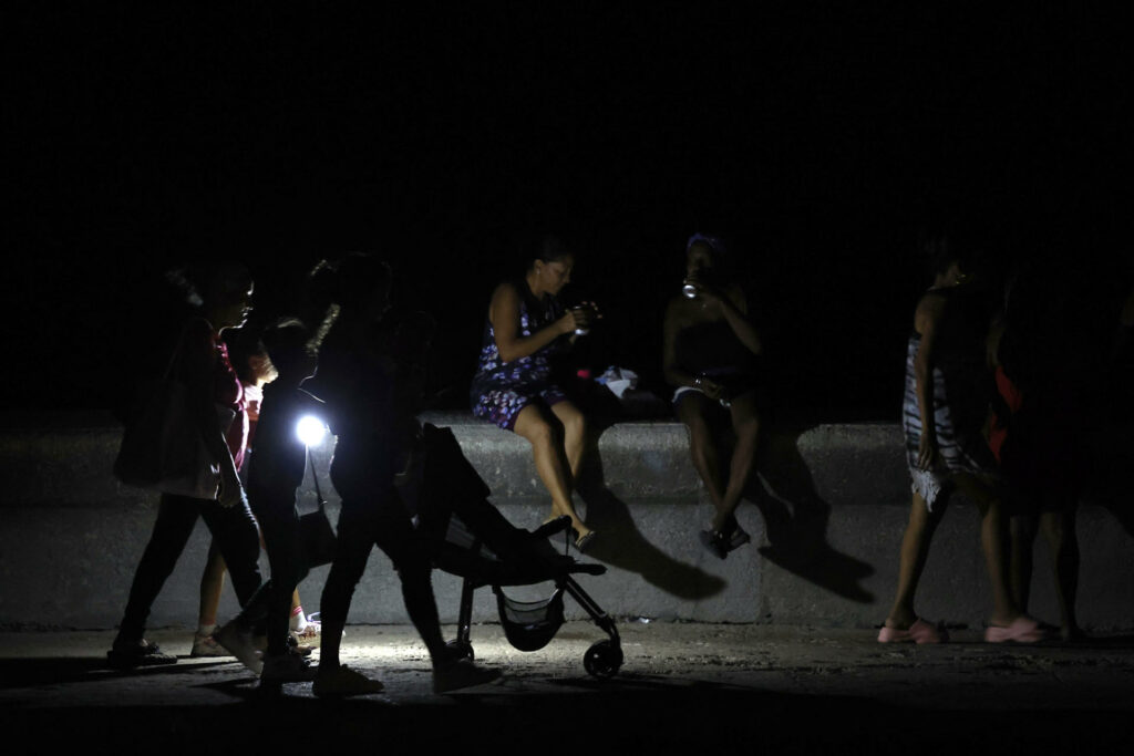 La mitad de Cuba se queda sin energía eléctrica tras caída parcial del sistema