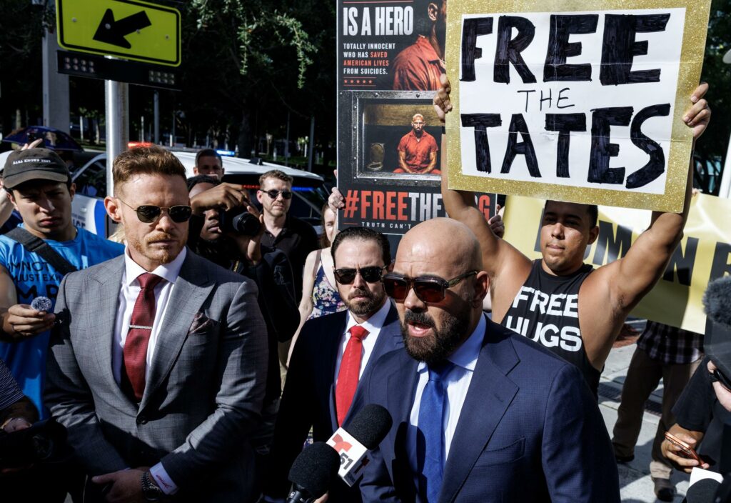 Influencers Andrew y Tristan Tate seguirán detenidos en Miami tras audiencia