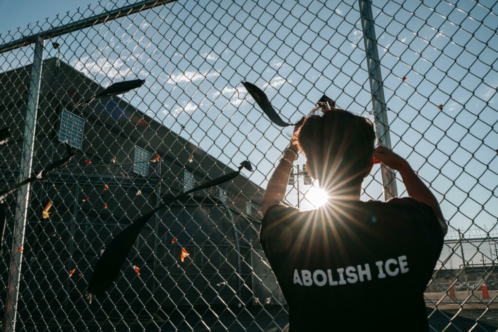 Seis migrantes latinos denuncian deportación sorpresa de EEUU a África